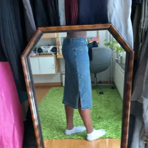 Vanlig lång jeans kjol