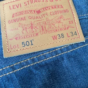 Jeans, Levis 501 - Obetydligt använda jeans. Klassiska modellen 501. Mörkare nyans än vad bilden visar.