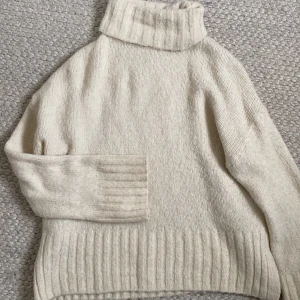 Stickad polotröja  - Säljer denna superfina stickade polotröja med slits på sidorna😇😇
