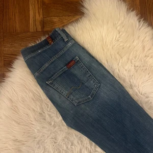 Lågmidjade jeans  - Säljer mina super snygga lågmidjade jeans från 7 for all mankind, köpta second hand i Danmark för 500 kr, nästan aldrig använda! Sitter supersnyggt men tyvärr lite för stora på mig så därför säljer jag dem,🩷🩷ill bli av med så tveka inte på att skriva 