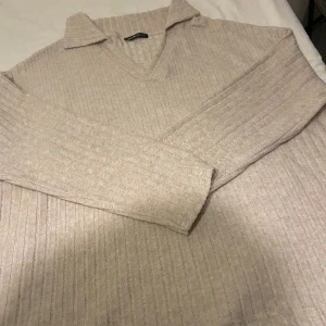 Mjukis set - Mjukis set som är gjord på otroligt skön material!!! Köptes från shein för ca 200 kr. Tyvärr säljs det inte längre så kunde ej hitta bild på modellen. Men den är jätte fin!!!!💝. Den är originellt storlek s men passar människor som har M också 