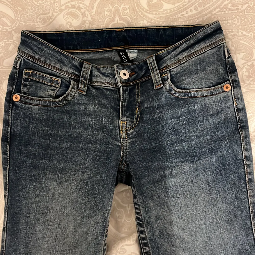 Funderar på att sälja dessa as snygga lågmidjade jeans med broderade fickor! . Jeans & Byxor.