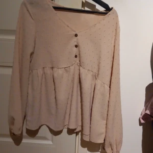 Ljusråsa blus - Jätte gullig o fin blus. Köp från shein🤍