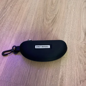 Ett par innebandy glasögon!  - Röd/vita innebandy glasögon! 