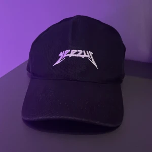Yeezus keps - Tja! Säljer denna snygga yeezus kepsen! Kepsen är i bra skick förutom lite creasad och lite smuts på sig. Hoppas du vill köpa!