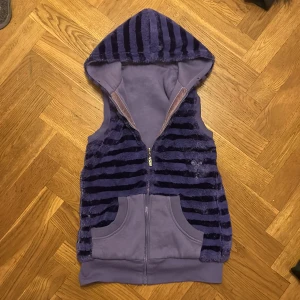 vändbar lila väst - så söt och mysig