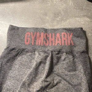 Träningstights Gymshark - Grå/rosa Träningstights från Gymshark  Endast använda ett fåtal gånger, de är fortfarande i nyskick  Små i storleken