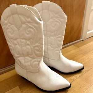Vita boots - Vita cowboyboots med låg klack. Använda fåtal gånger (kan förekomma små defekter men de är inte mycket synliga) Går upp till under knän (är 167 cm)⭐️