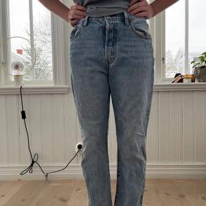 Ett par Levis jeans som är använda fåtal gånger