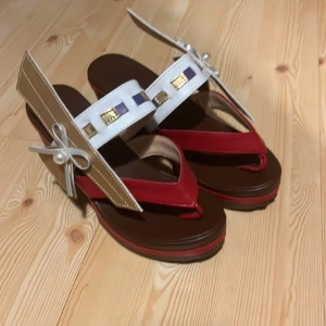 Yae miko skor - Köpta här på Plick för ungefär 280kr. Använda en gång inomhus o dem är i bra skick! Dma om du undrar något.