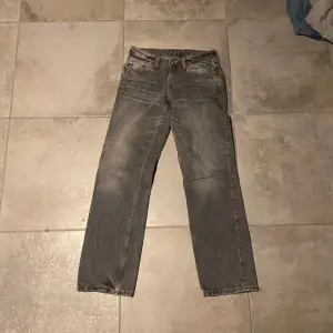 Ett par lågmidjade jeans från weekday 