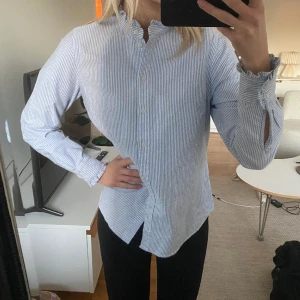 Skjorta - Kritstreck randig skjorta från HM, sparsamt använd! 