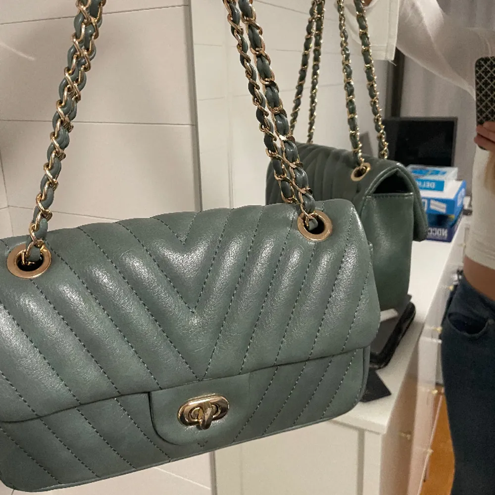 Mintgrön handväska med guldiga detaljer från Gina tricot men köpt på boozt för ungefär ett år sedan. Knappt använd. Skriv för fler bilder och priset kan självklart diskuteras!. Väskor.