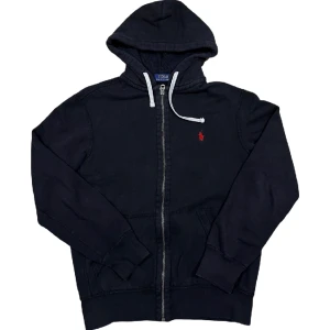 Ralph Lauren Zip-Up Hoodie - Svart huvtröja med dragkedja från Ralph Lauren, bra skick! Storlek S. Ställ gärna frågor!😊
