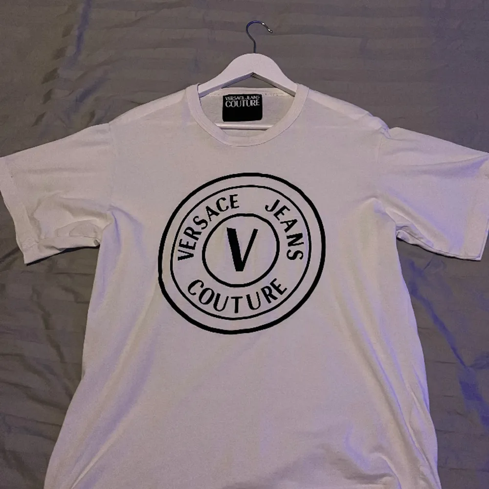 Helt ny och oanvänd Versace T-shirt. Köptes ny för 1300kr. Kom pm för mer bilder eller funderingar!😊. T-shirts.