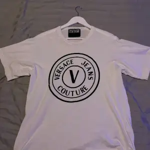 Helt ny och oanvänd Versace T-shirt. Köptes ny för 1300kr. Kom pm för mer bilder eller funderingar!😊