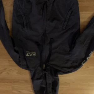Ea7 hoddie - Ea7 hoddie i bra skick