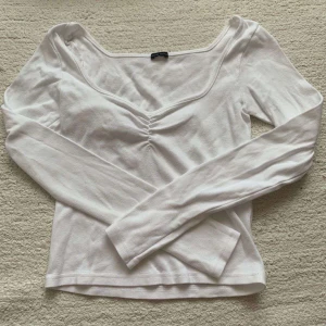 Tröja  - Säljer denna supersnygg tröjan i st xs, jätte bra skick 