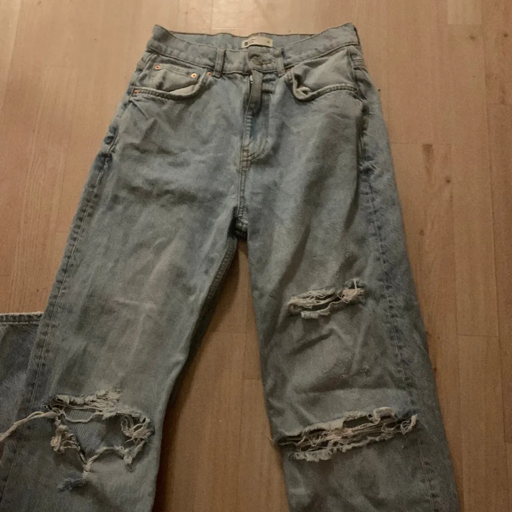 Relativt oanvända jeans från Gina Tricot❤️❤️ Highwaisted och är super fina✨✨ köpta för 100kr säljer för 59. Jeans & Byxor.