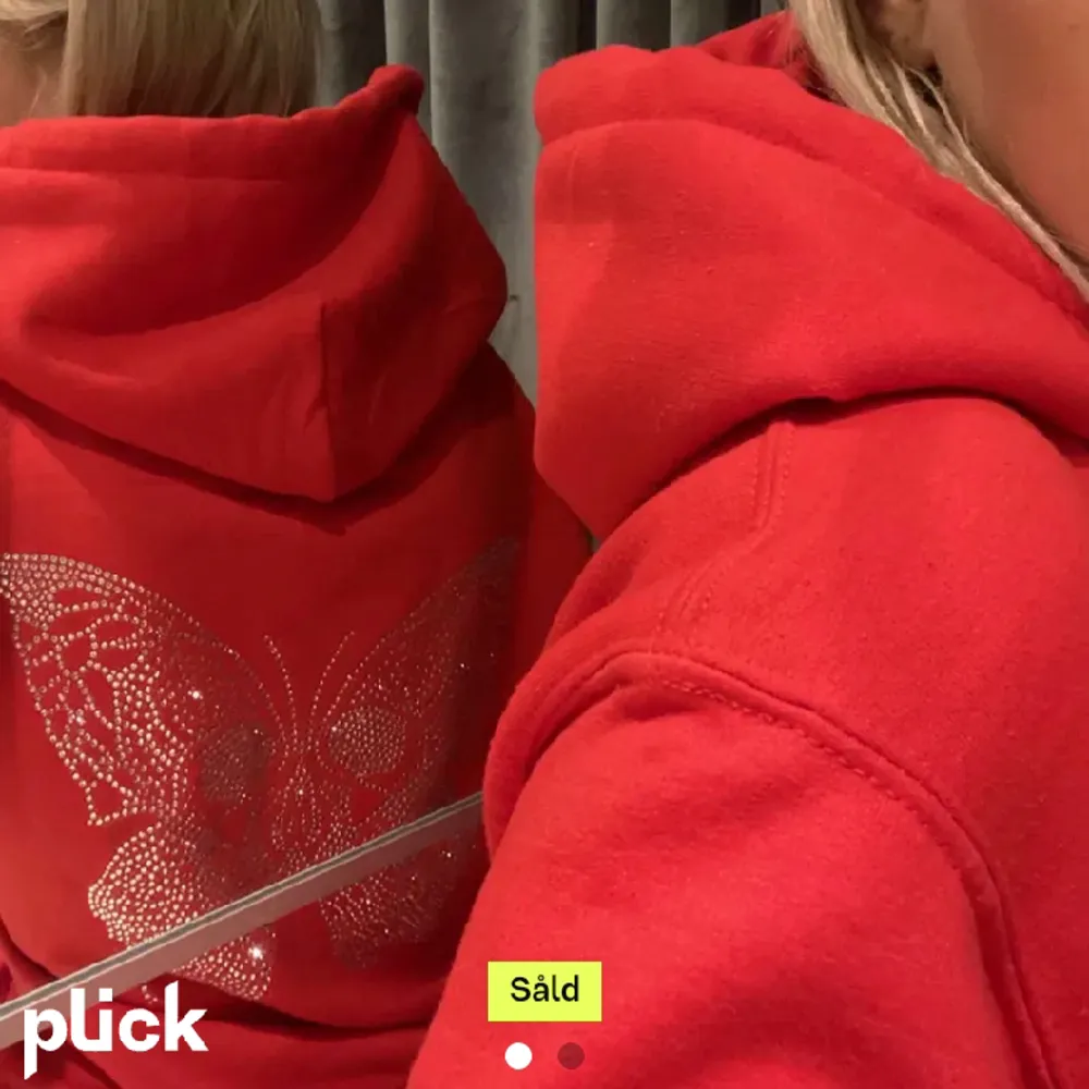 En röd hoodie som jag köpte här på Plick för ett tag sen, bilden är tagen från tjejen jag köpte den av. Inga slitningar heller och om man vill ha tydligare bilder så kan man kontakta privat. Hoodies.