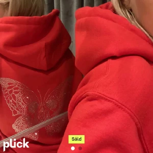Röd hoodie  - En röd hoodie som jag köpte här på Plick för ett tag sen, bilden är tagen från tjejen jag köpte den av. Inga slitningar heller och om man vill ha tydligare bilder så kan man kontakta privat