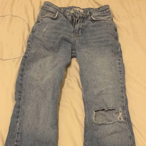 Jeans - Säljer dessa super snygga lågmidjade jeans från Gina tricot då dom inte kommer till användning. Dom är använda runt 3 gånger då jag inte tycker dom sitter bra på mig. Dom är som helt nya har inga defekter eller någonting!🩷 köptes för 499kr