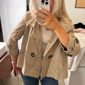Trenchcoat/kappa - Säljer denna as snygga korta trenchcoaten med korta ärmar ❤️