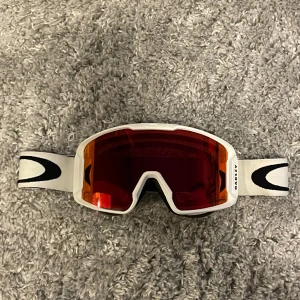 Oakley line miner xm - Förljer med extra lins som är genomsynlig. Orginalisn är för soligt väder.
