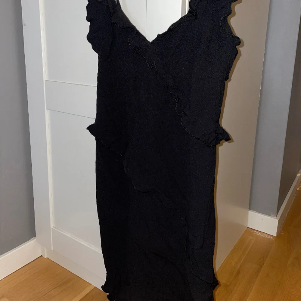 Säljer denna klänning med volanger😇fast i svart. Klänningar.