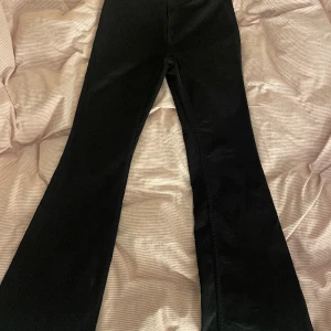 Bootcut jeans - Säljer dessa fina bootcut jeans frpn weekday. Dem har ett märke nere vid ena byxbenet som man kan se på första bilden. Annars i bra skick! Skriv för fler bilder💞 