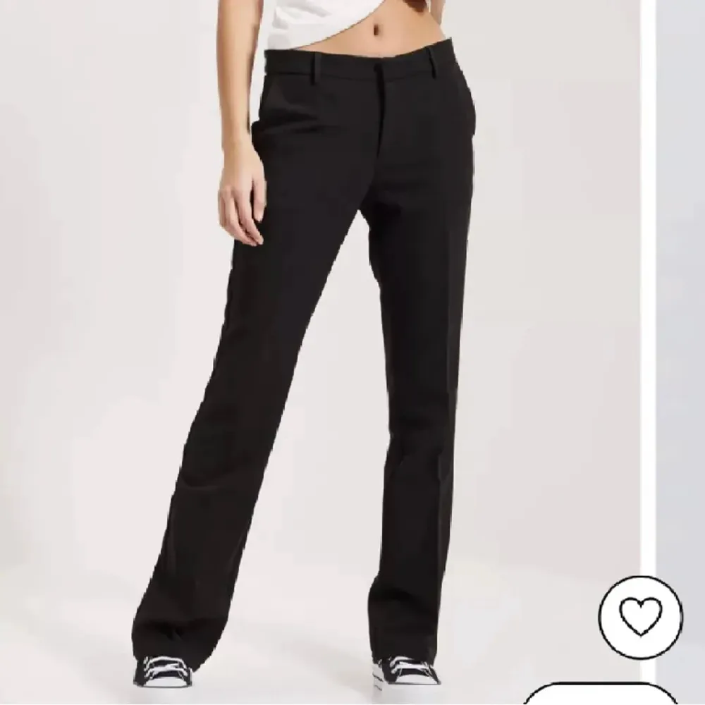 Helt nya kostymbyxor från Nelly. Köpte de för 699 kr och de är lågmidjade.  . Jeans & Byxor.