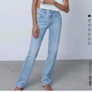 Säljer ljusblå mid rise straight jeans från zara som var väldigt trendiga förut🩵🩵de är storlek 36 men passar tyvärr inte mig längre så kan inte ta egna bilder med de på🩵Säljer likadana i mörkblå