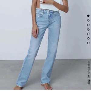 Zara mid rise jeans - Säljer ljusblå mid rise straight jeans från zara som var väldigt trendiga förut🩵🩵de är storlek 36 men passar tyvärr inte mig längre så kan inte ta egna bilder med de på🩵Säljer likadana i mörkblå