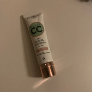 Loreal cc cream - Inte alls använd mycket, max 2ggr. Säljer då den inte funkar för min hy💞