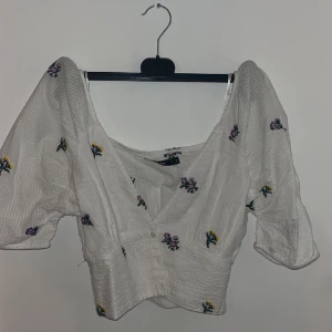 Blus - Super söt blus med blommor från Bilbok
