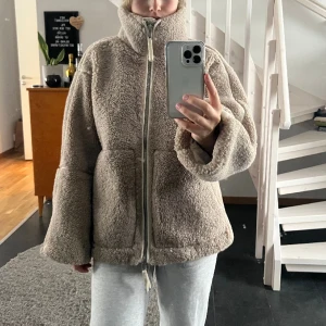 Teddyjacka Hm  - Intressekoll på min supergosiga teddyjacka från Hm. Perfekt nu till vintern! 🙌💛💛