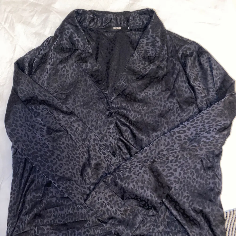 Säljer en leopardmönstrad pyjamas skjorta. I storlek S från bikbok. Aldrig använd, endast testad. OBS: köparen står för frakten. (Annonsen finns ute på andra sidor). Övrigt.