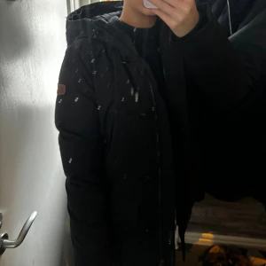 Peak performance jacka - Säljer nu min peak performance jacka då den inte kommer till andväning längre. Den är i bra skick och är i storlek M. Det är 100% dun så den passar jättebra nu till vintern. Nypris är 3100kr