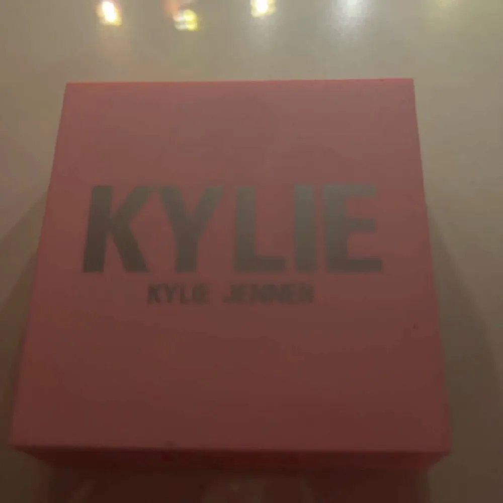 Kylie pressed on puder, oanvänd . Accessoarer.