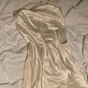 Satin minidress - Fin klänning men är tyvärr för lång för den!  Är 182.  Inte använt mer än på min konfirmation🫶