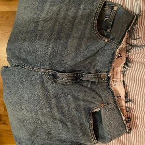 Calvin Klein jeans - Storlek S Aldrig använd  Skriv om ni har någon annan fråga angående mått eller vad som!!