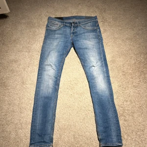 Dondup  - Säljer nu mina snygga dondup byxor i modellen george storlek 31