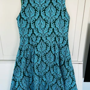 Blå och grön festklänning  - Mycket fint tryck och färger!  Ny skick. 