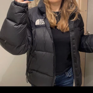 North face jacka - Sparsamt använd jacka från north face i storlek S man, men passar mig som är tjej och har S. Inga synliga tecken på användning. Super varm och skön dunjacka:)