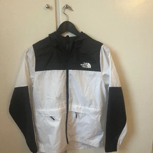 The North Face jacka - Vindjacka i barnstorlek L från The North Face. Tunnt material.