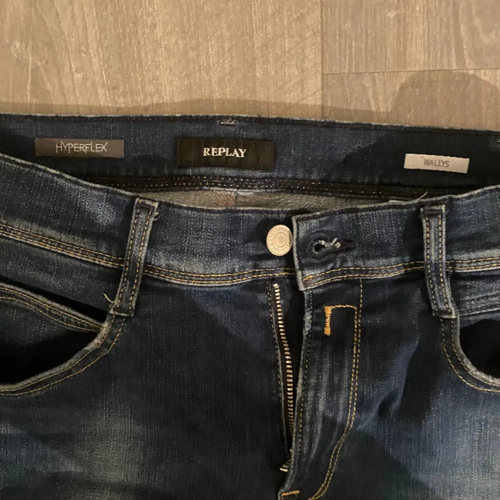 Replay jeans köpta för 1099kr säljer billigt för har växt ut dem ⭐️ sålde dem nyss för 400 nu för 350kr. Jeans & Byxor.