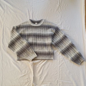 Randig tröja - Skick: använd men syns knappt på varan. Storlek: XS men passar fler 