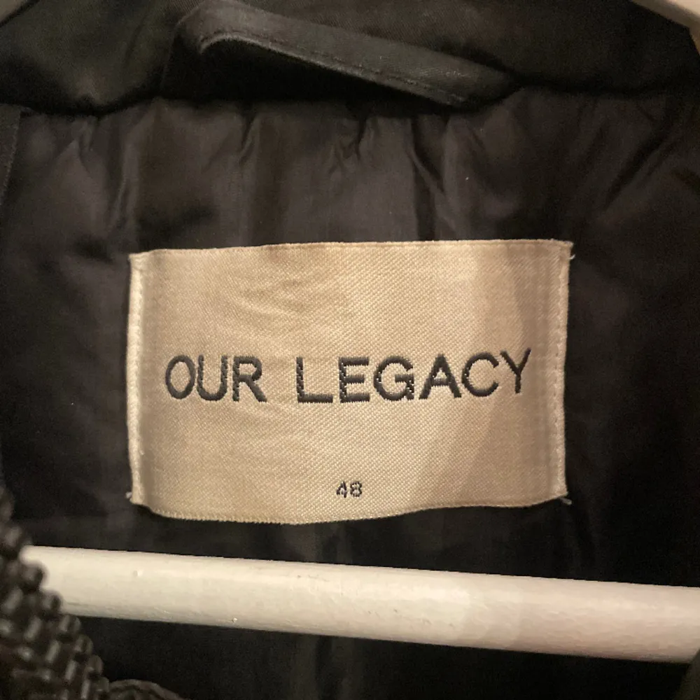Warm Our Legacy black bomber jacket. Size M (48). Well used but in good condition. Has a tiny scratch from the zipper but doesn't show when upzipped:  Measurements: Length: 73 cm Shoulder width: 48 cm Sleeve length: 65 cm. Jackor.