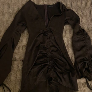 Prettylittlething satin dress - Aldrig använt storlek S