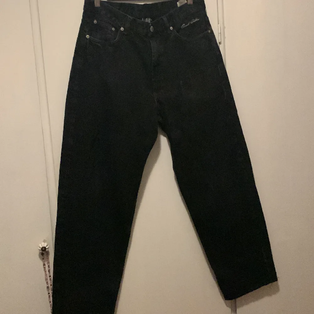 Dem blåa denim 93 byxorna säljer jag för 700kr (använt en gång)   Dem svarta Sweet Sktbs för 350kr   Den vita hoodien för 80kr    Pris kan diskuteras.. Övrigt.